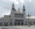 Главный фасад собора Алмудена является католическая церковь, расположенный в центре города Мадрид, Испания